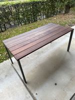 Hochwertiger Outdoor-Tisch aus Holz mit Metallrahmen