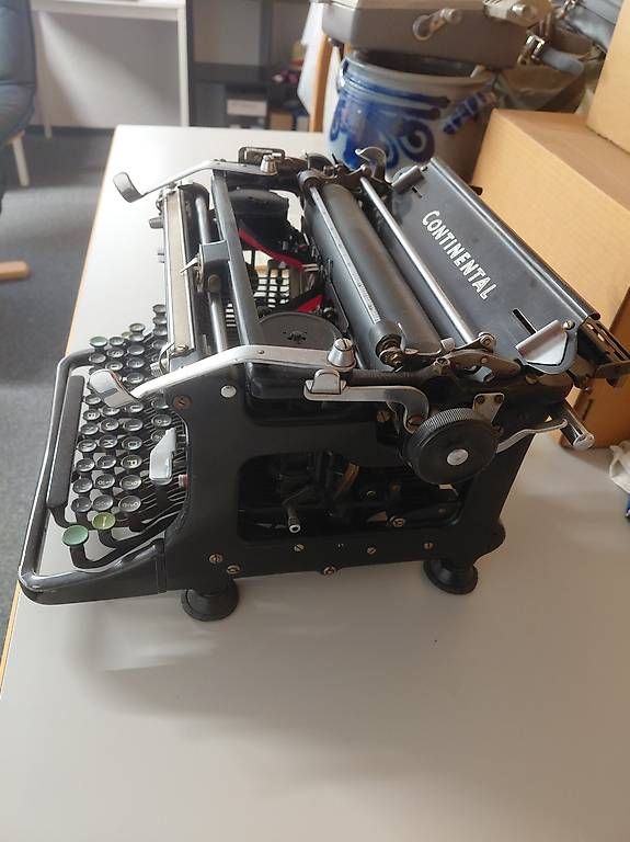 Machines à écrire: Alte Schreibmaschine – D'occasion à Langenthal par bella48 1