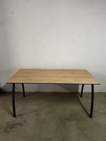 Schreibtisch mit Holzplatte und Metallgestell
