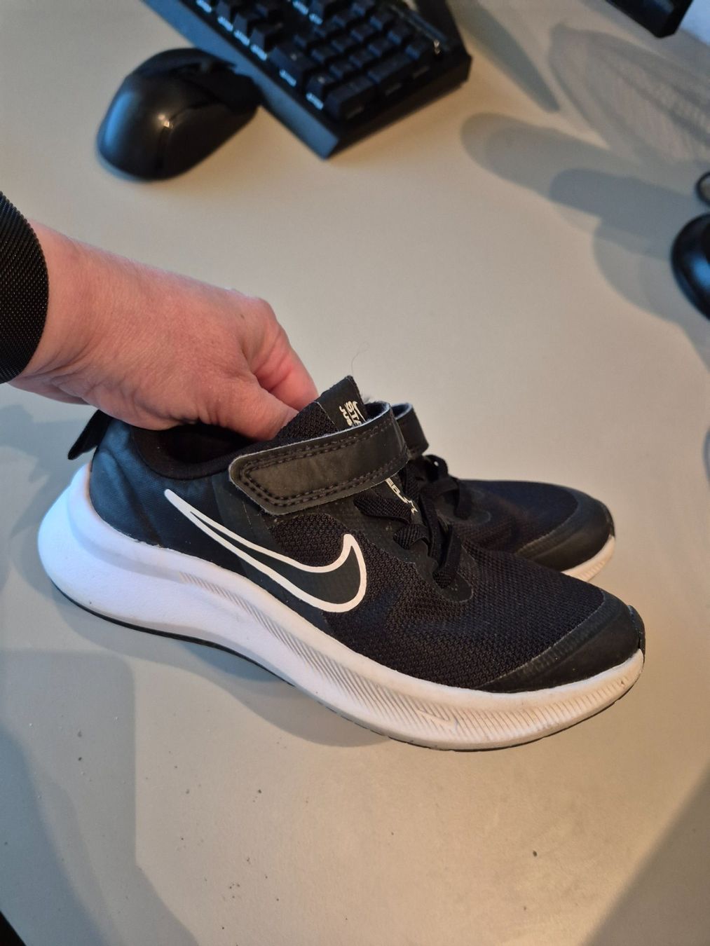 Nike Schuhe für Jungen: Tolle Nike Star Runner  Kinder Schuhe, Grösse 29.5. – Gebraucht aus Urdorf von Nataschli
