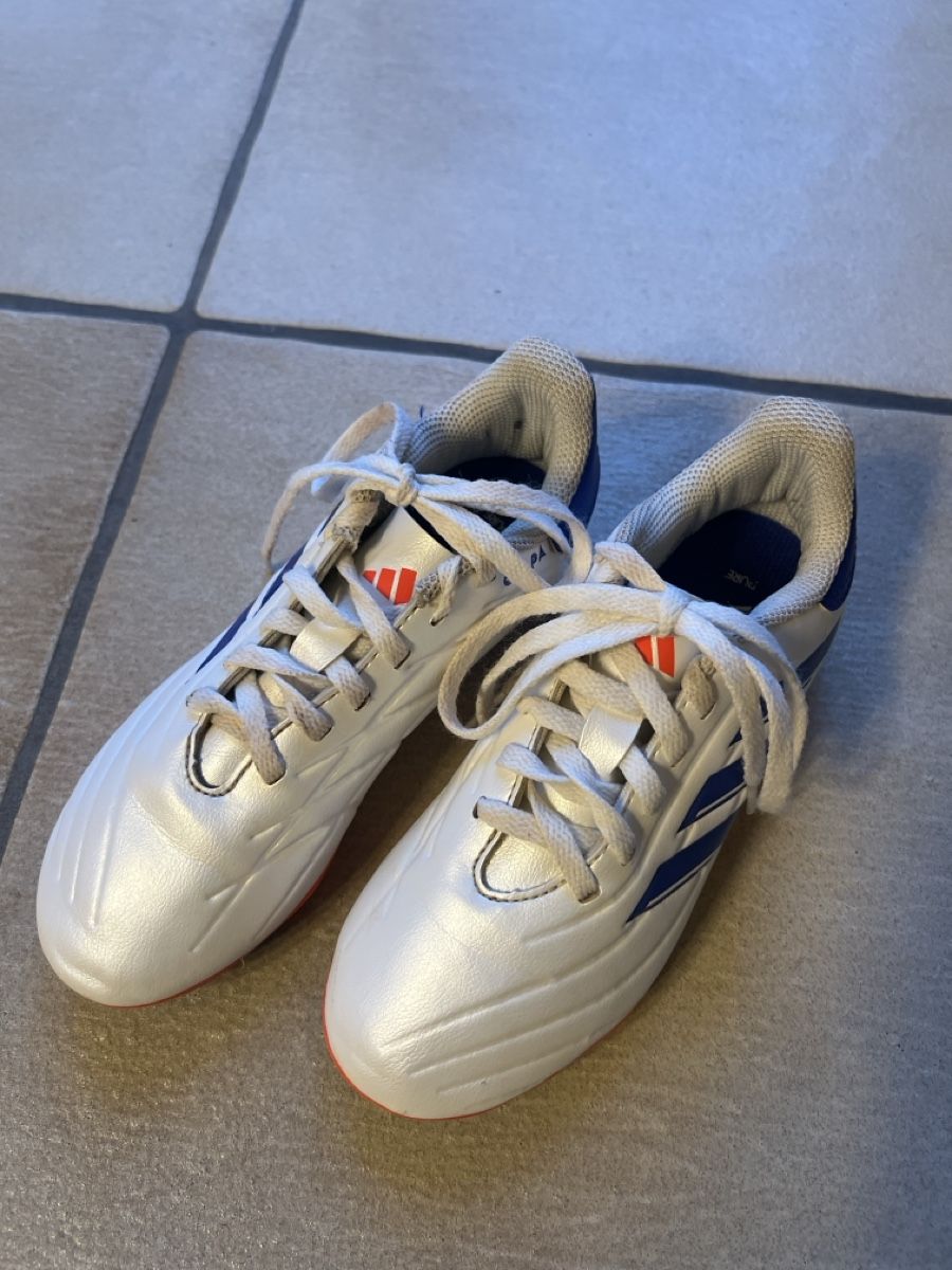 Adidas Schuhe für Jungen: Kinder Fussball Schuhe 33 – Neu (gemäss Beschreibung) aus Bachenbülach von Dana_Ondrasik 2