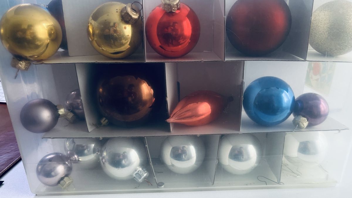 Tutte le decorazioni: Diverse Weihnachtskugeln, gross und klein inkl. passende Box – Usato da Winterthur venduto da Simona038 1