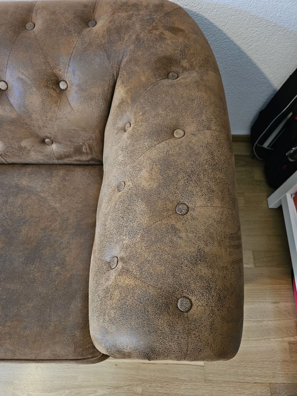 Sofas: Mikrofaser Chesterfield Sofa – Gebraucht aus Allschwil von ede_8c6t 2