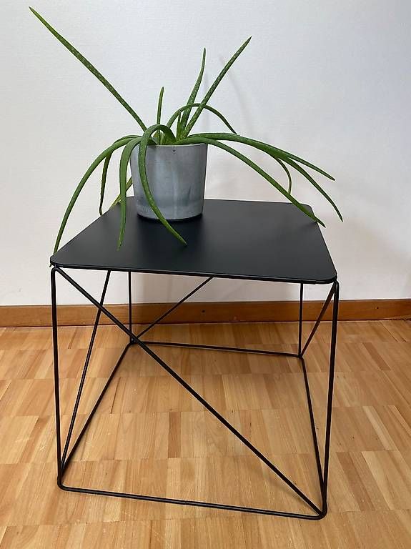 Tische: Small black square side table with geometric frame – Neu und originalverpackt aus Nyon von ako_k6ln