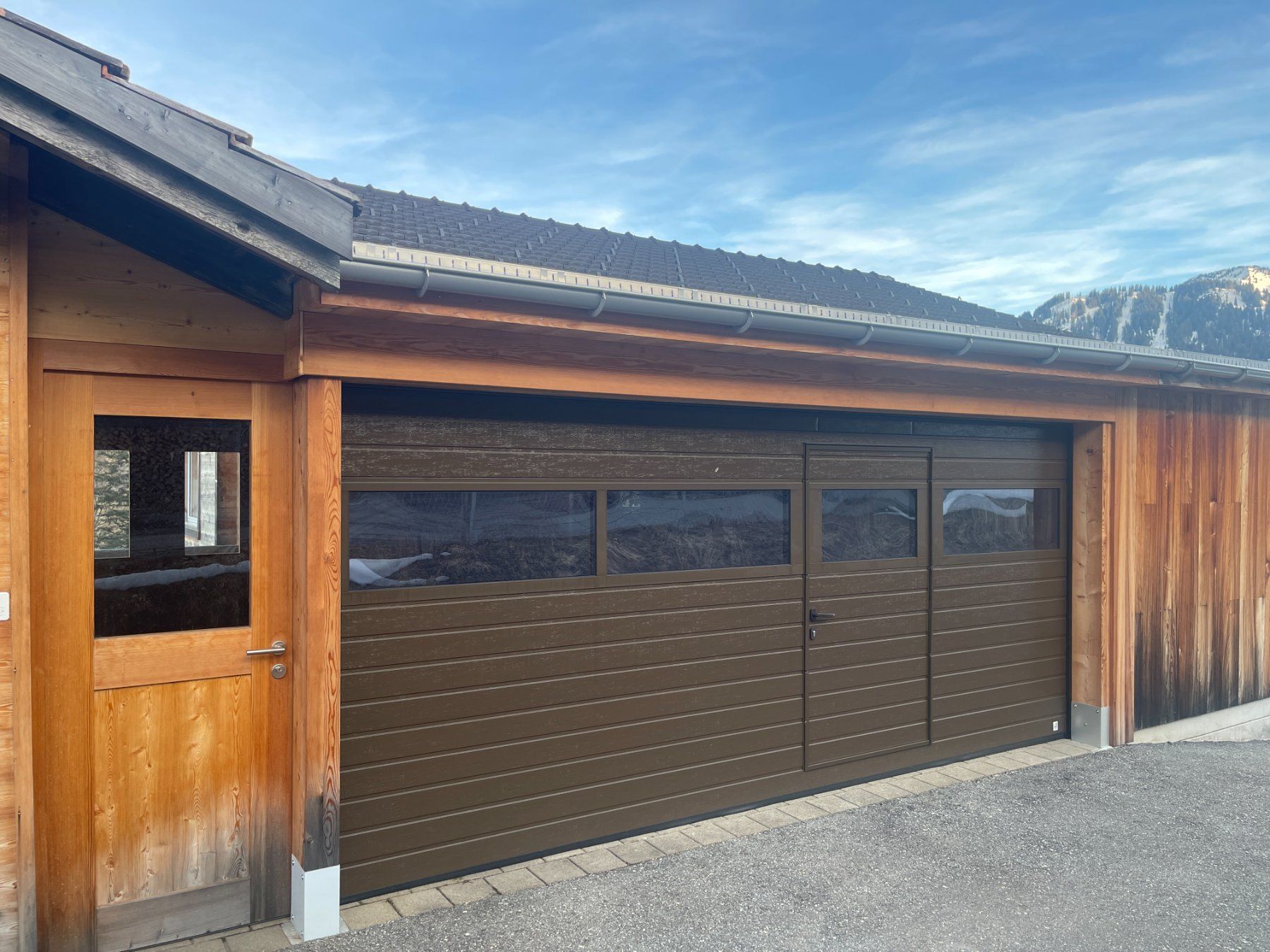 Türen: Rolltor elektrisch mit integrierter Türe und Fensterfront – Gebraucht aus Chur von Kalafi