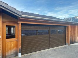Rolltor elektrisch mit integrierter Türe und Fensterfront