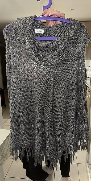 Sonstige Damenmode: Poncho – Gebraucht aus Itingen von miriampetrucci