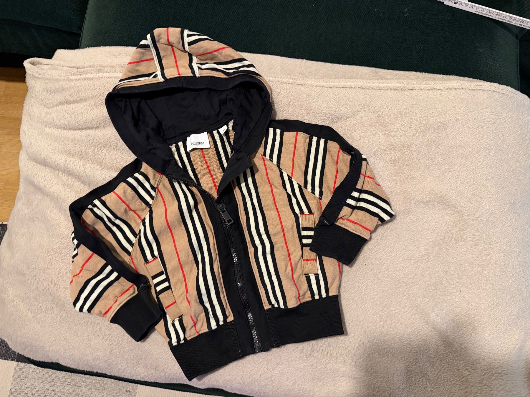Burberry Jacken & Mäntel: Burberry Kinder Hoodie Grösse 4Y – Gebraucht aus Thalwil von vverinha