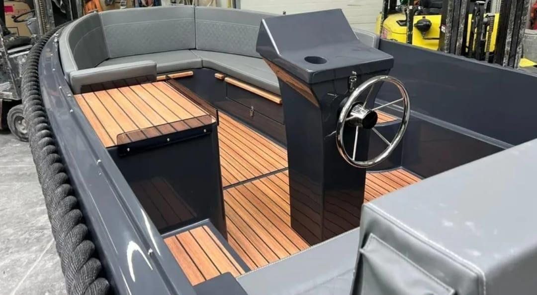 Bateaux: Open Boot mit 8 PS motor – Neuf avec emballage d'origine à Quartino par 5franc 6