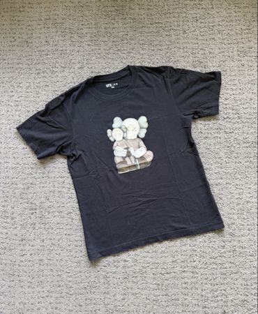 T-shirt Uniqlo KAWS noir motif imprimé taille M
