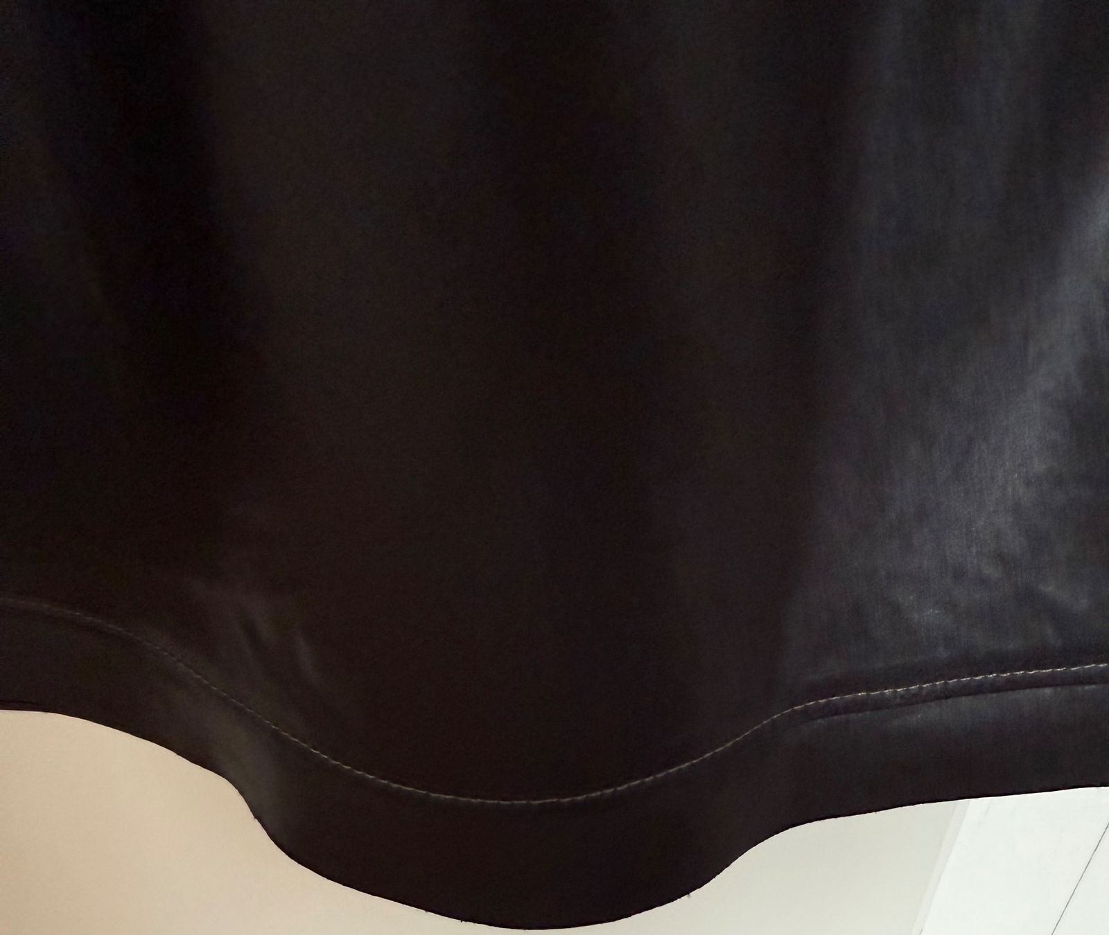Acne Studios Vestiti: Glänzendes schwarzes Kleid Acne Studios – Usato da Luzern venduto da Mamutpe 1