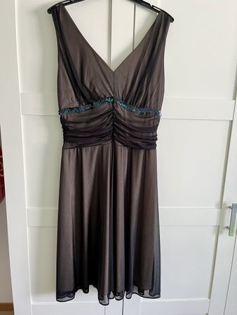 Kleid mit Pailletten Grösse 46