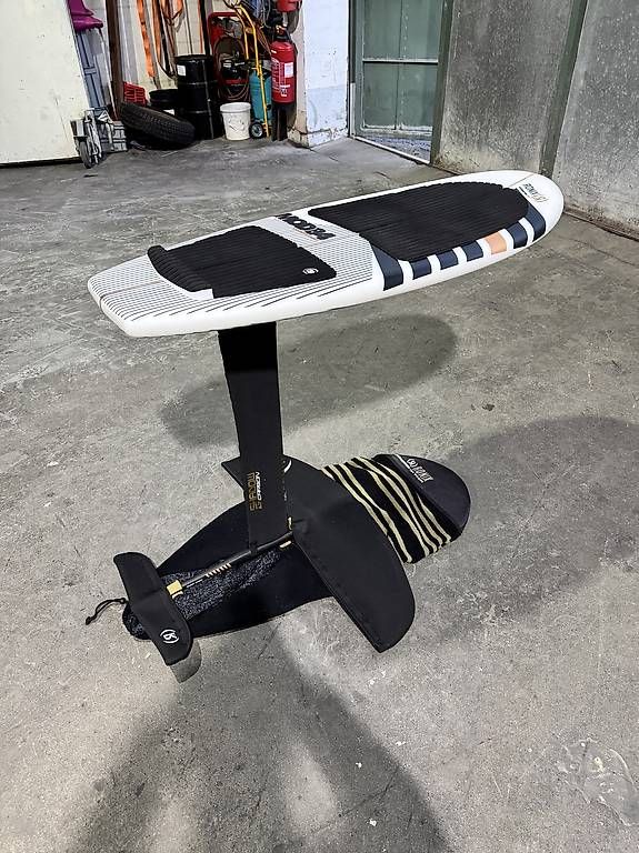 Ronix Tavole da surf e di nuoto: Wakefoil / Wakesurf Ronix Mod 84 Carbon – Usato da Ennetbürgen venduto da ausliebezumboot