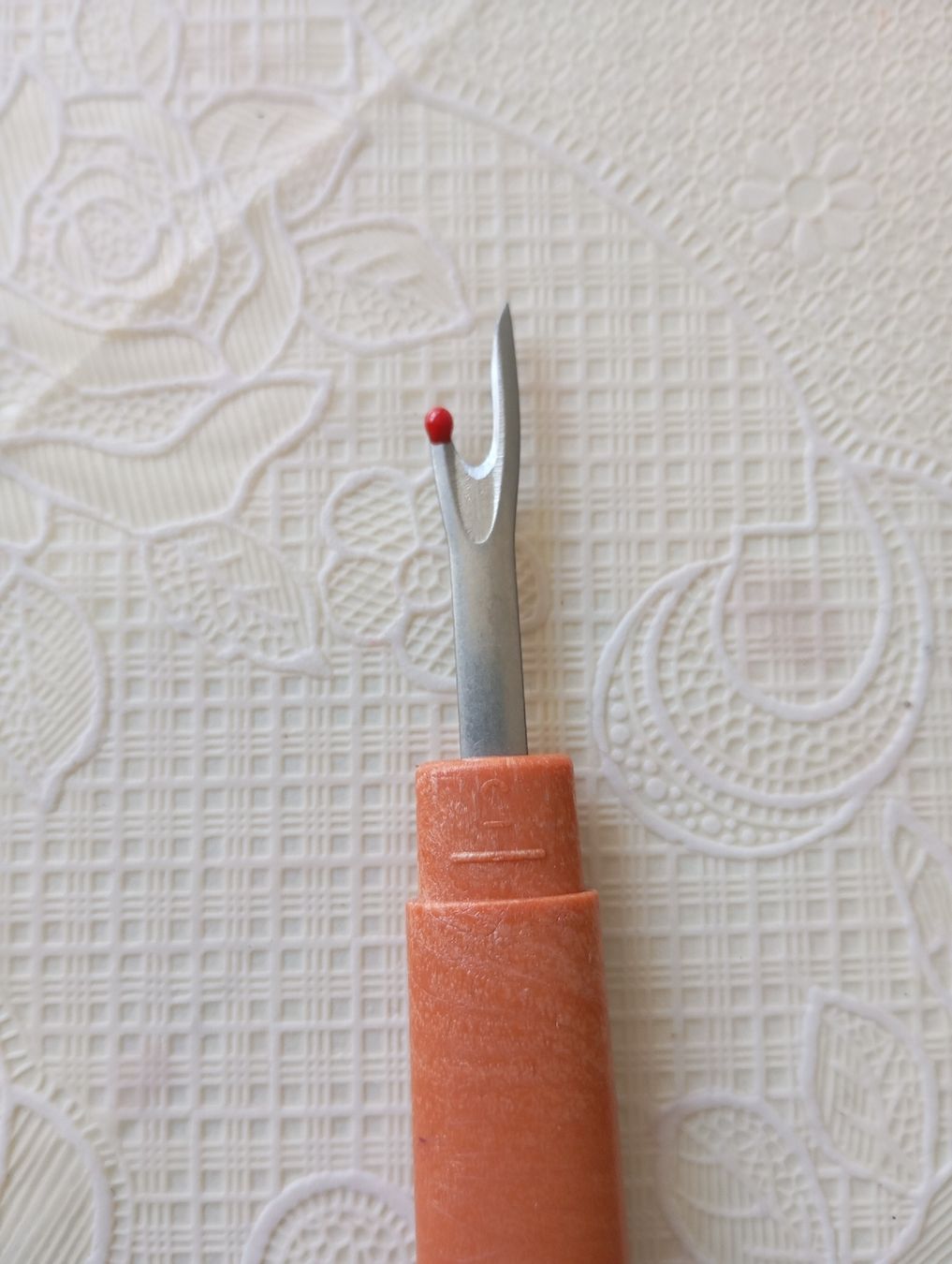 Ferri: Seam ripper, orange plastic handle, new condition – Nuovo (secondo la descrizione) da Bern venduto da pav_8b6j 1