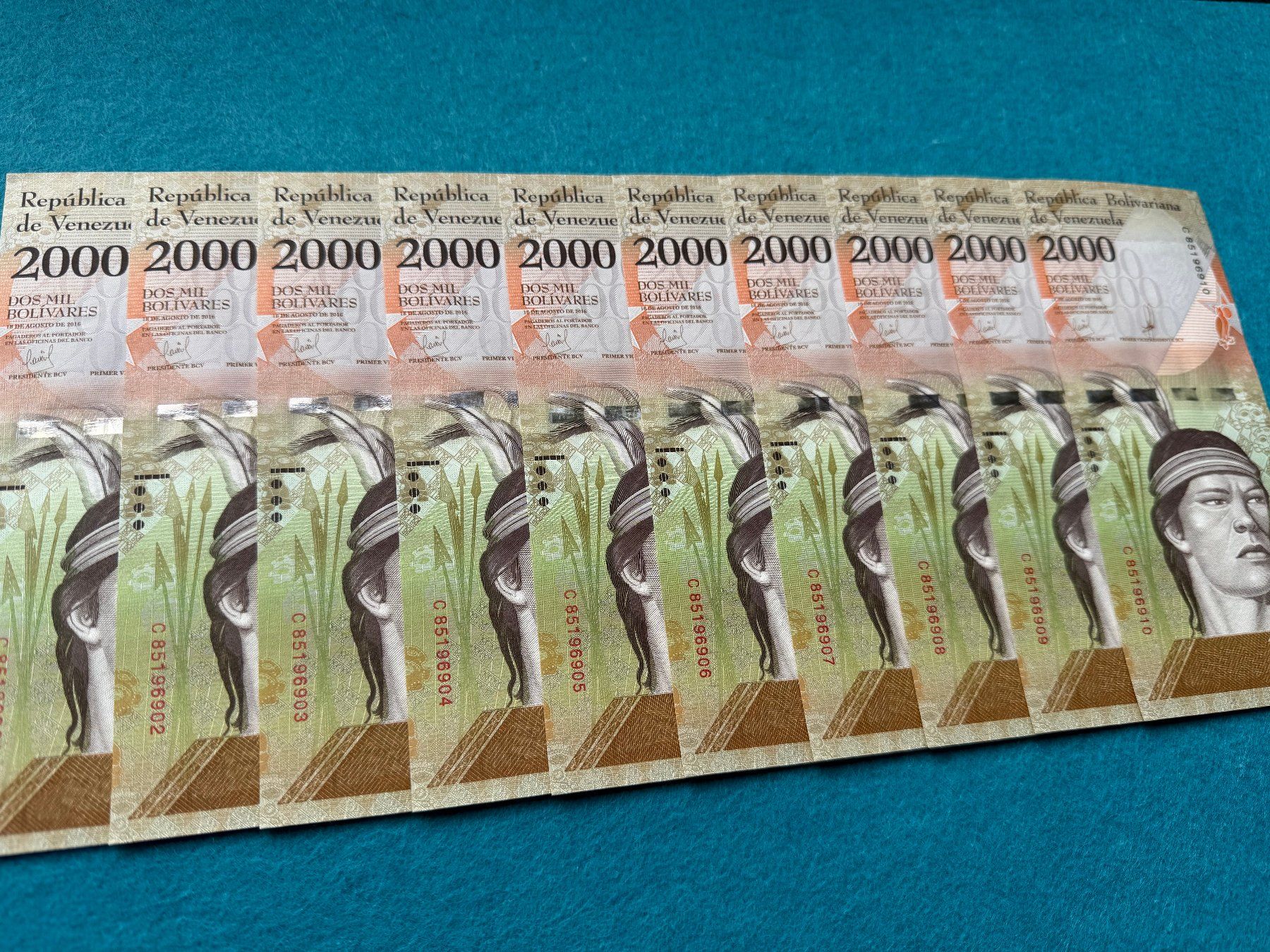Banconote: Venezuela 2016 - 10 x 2000 Bolivares UNC – Nuovo e nell'imballaggio originale da Pfäffikon SZ venduto da Sieben77 5