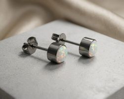 Wunderschöne Titanium-Ohrstecker mit Opal