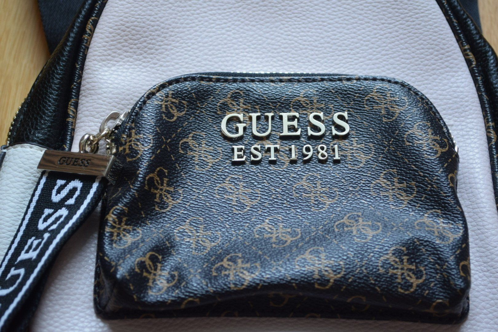 Guess Zaini: Guess Rucksack Weiss Rosa Schwarz – Usato da St. Gallen venduto da Lena_T 1