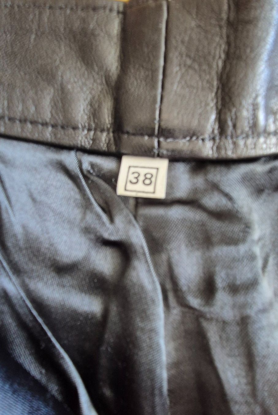 Pantalons: Short vintage en vrai cuir – D'occasion à Villars-sur-Glane par Verocac 7