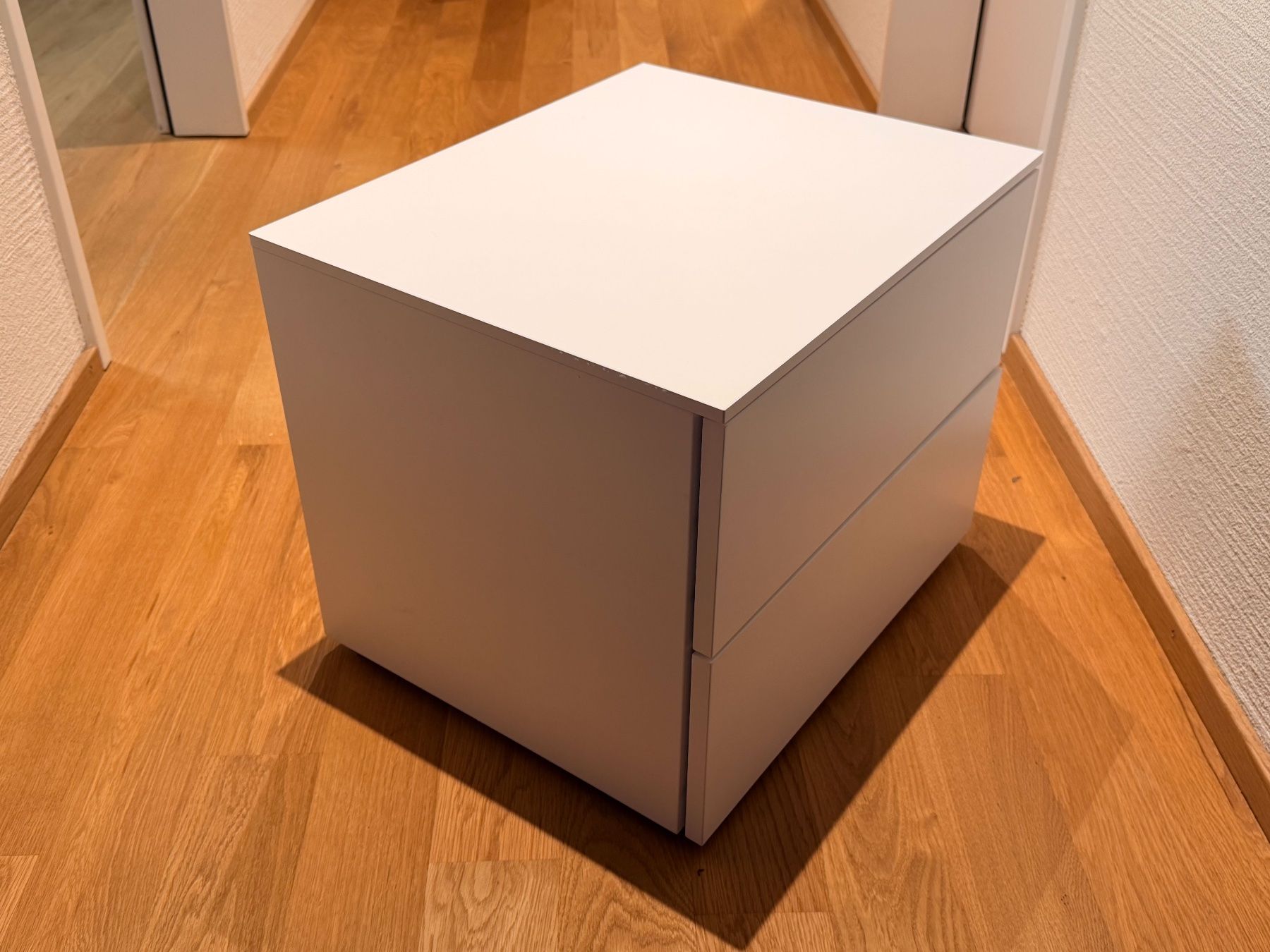 Pfister Comodini: Pfister Nachttisch weiss (2 Schubladen) – Usato da Reinach BL venduto da Graphix