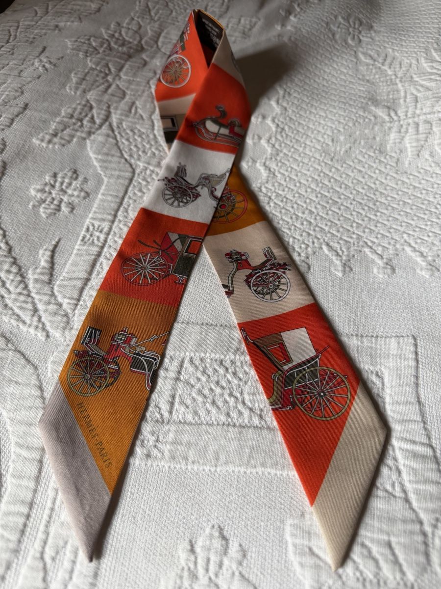 Foulard & Sciarpe: Twilly Seidentuch Hermès Paris Chiffre "Voitures" Orange – Usato da Rougemont venduto da phi_cbb8 3
