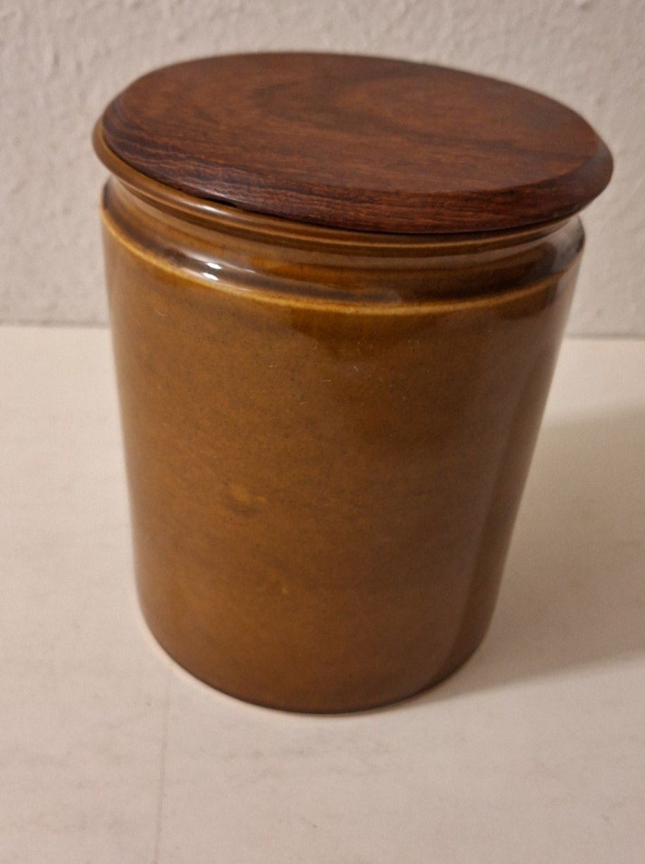 Altro in Decorazioni & Accessori: Schlichte Vintage Keramikdose mit Holzdeckel – Usato da Arlesheim venduto da shopradl 4