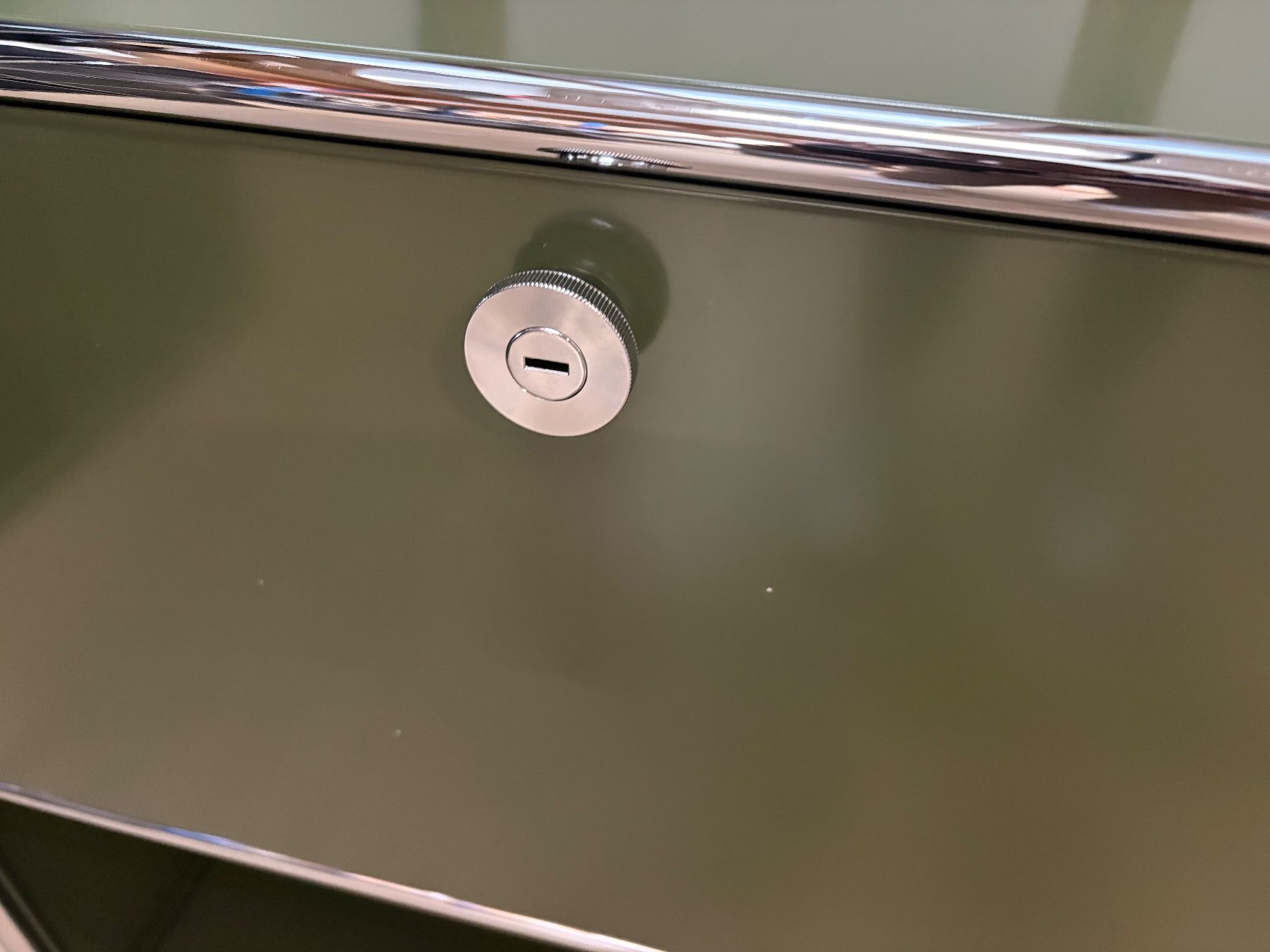 USM Scaffali: USM Haller Sideboard Olivgrün mit Klappen – Nuovo (secondo la descrizione) da Hellbühl venduto da copy-swiss 1