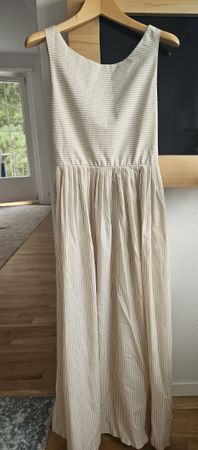 Schönes Kleid mit offenem Rücken