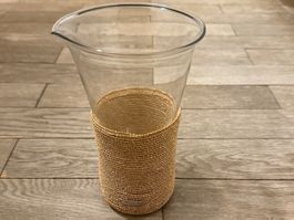 Handgefertigte Glaskaraffe mit Bastfuss Joop