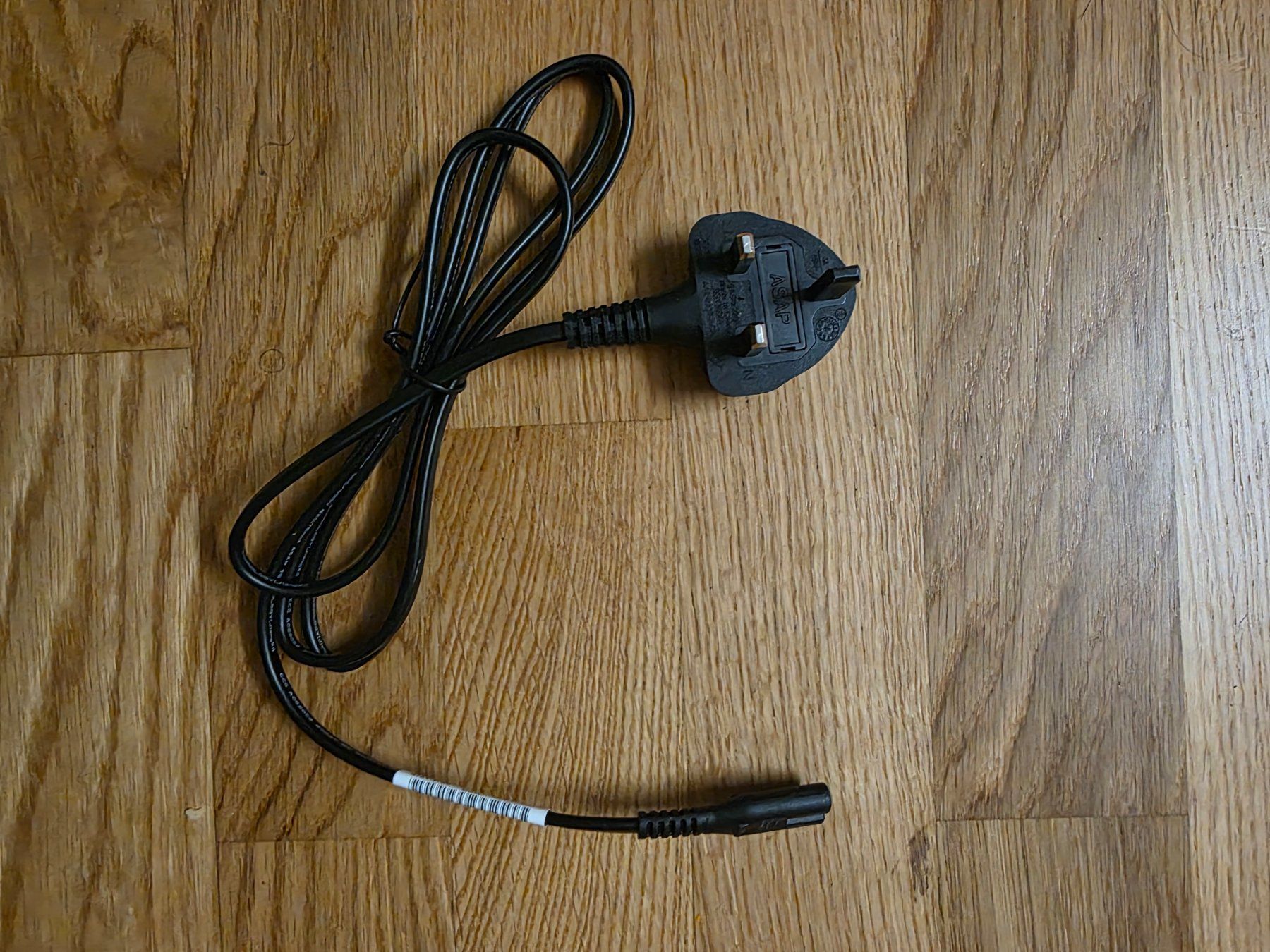 Cavi: Netzkabel C7-T26 auf Stecker UK – Usato da Bern venduto da KavIndustries