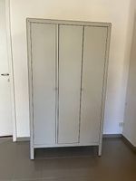 Stilvoller Metallschrank für Garderobe oder als Putzschrank