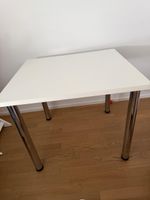 Tisch weiss mit Metallbeinen quadratisch