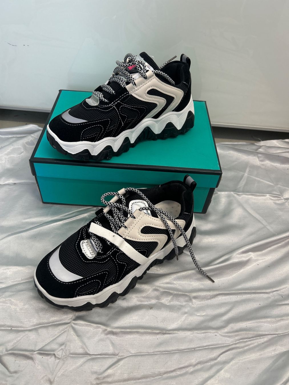 Herrenschuhe: Sneaker schwarz/weiss/grau Gr 38 Neu Gratis Versand – Neu und originalverpackt aus Regensdorf von Spyke55 1