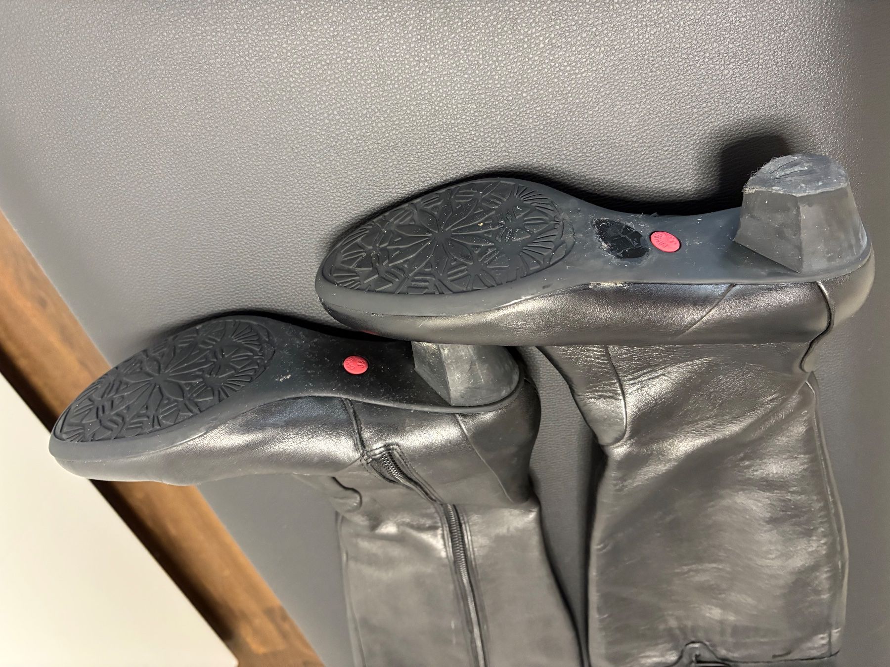 Camper Scarpe da donna: Camper bottes noires en cuir 38 – Usato da Monts-de-Corsier venduto da mon_rp2m 1