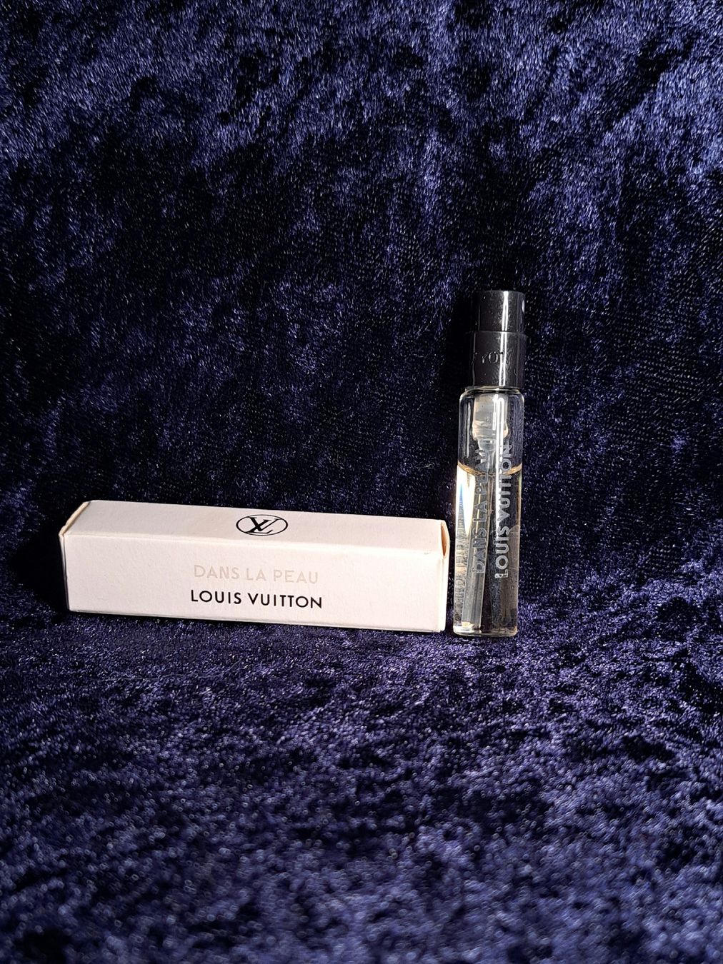 Louis Vuitton Parfum & Eau de Toilette: Parfüm Muster Dans la Peau Louis Vuitton – Neu und originalverpackt aus Richterswil von Viorella