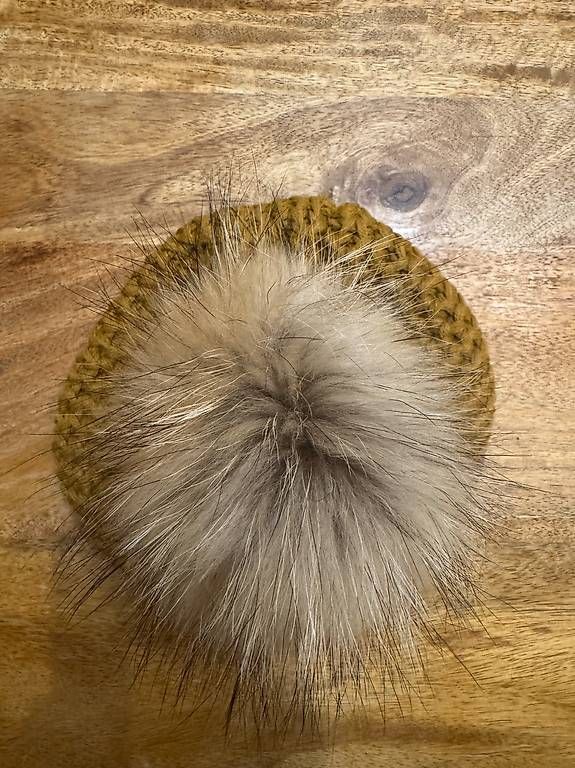 Hüte, Mützen & Caps: Handgemachte Strickmütze mit Bommel - Einheitsgrösse - braun – Gebraucht aus Effretikon von alicebrunner 1