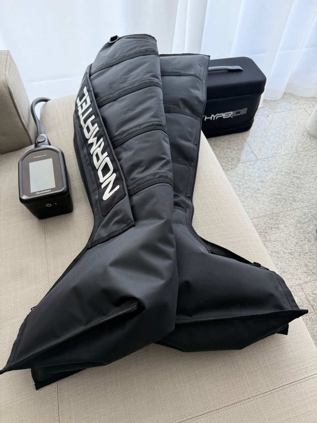 Hyperice Massagegeräte: Hyperice Normatec Set (Boots, Hip-Attachment, Case) – Neu (gemäss Beschreibung) aus Wilen b. Wollerau von swiss.luxury