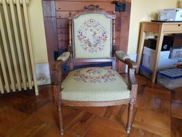 Fauteuil ancien style Louis XV bois sculpté, motif floral.