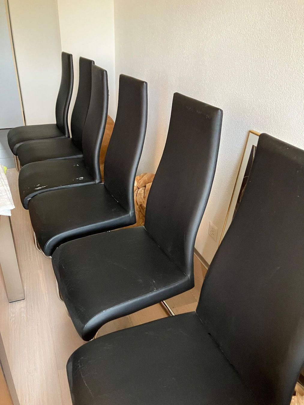 Chaises: 8 Stühle Kunstleder – D'occasion à Duedingen par raverouf