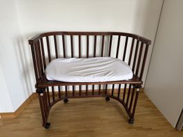 Stubenwagen dunkel Holz mit Rollen und Matratze👶🏻🫶