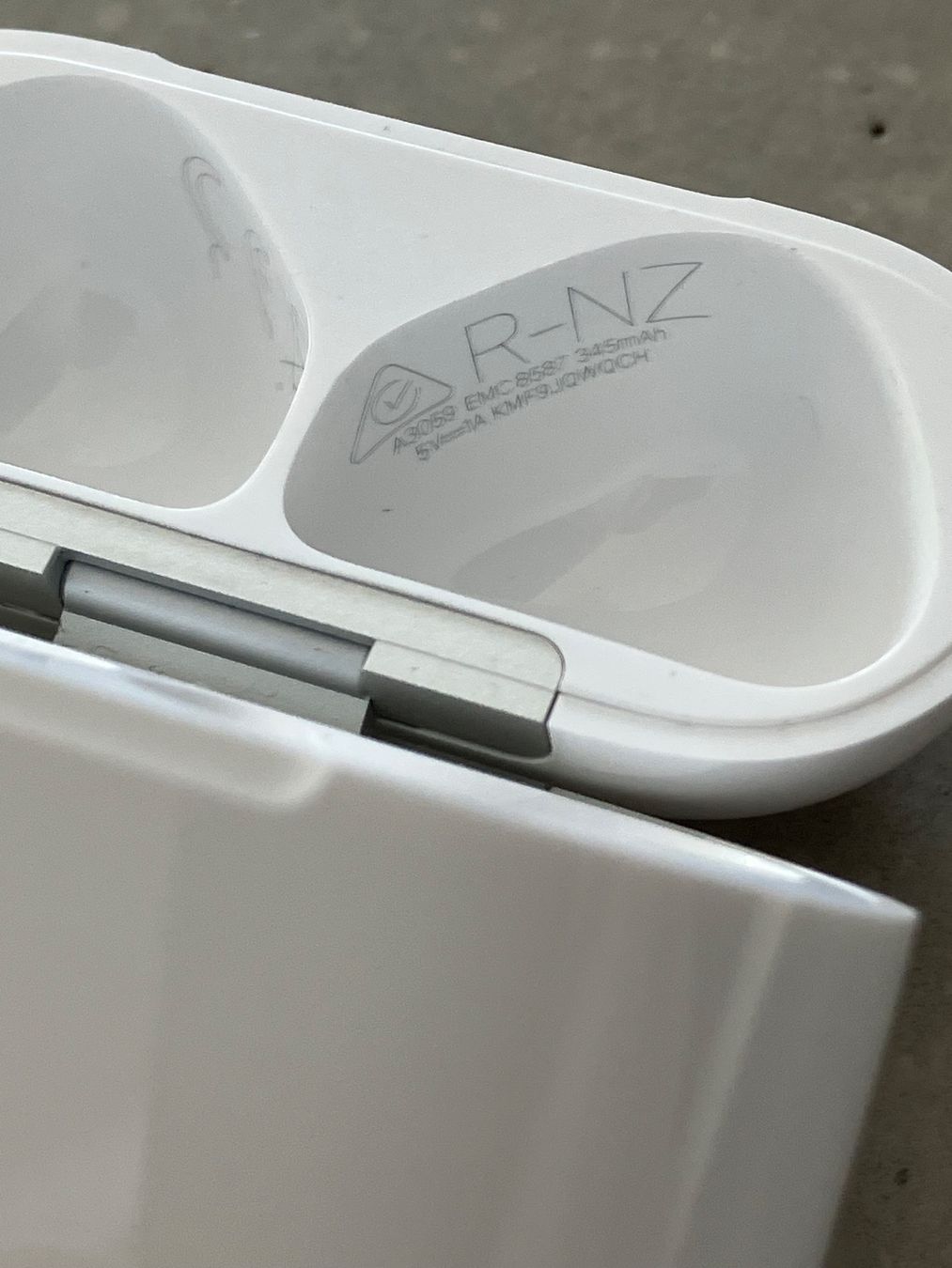 Apple Casques audio: APPLE AIRPODS 4 CASE ANC – D'occasion à Lausanne par mr.v 4