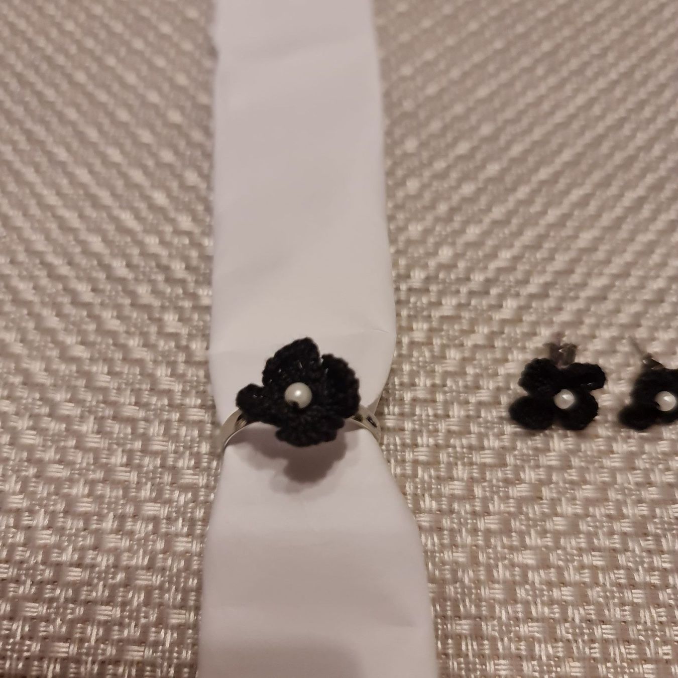 Orecchini pendenti & Orecchini a lobo: Handgemachtes Blumen Ohrstecker-Ring Set – Nuovo e nell'imballaggio originale da Grafstal venduto da sel_yil 2