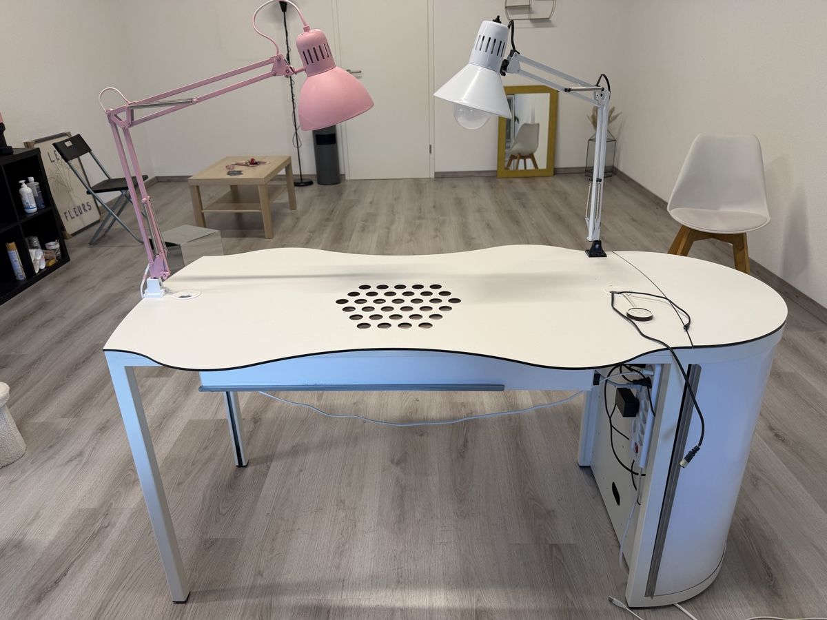 Maniküre: Table de Manucure Professionnel avec aspirateur – Gebraucht aus Vétroz von fre_b2fh 2