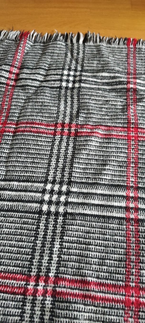 Foulard & Sciarpe: Langer, massiver Schal – Nuovo (secondo la descrizione) da Zug venduto da vik_8fdf 1