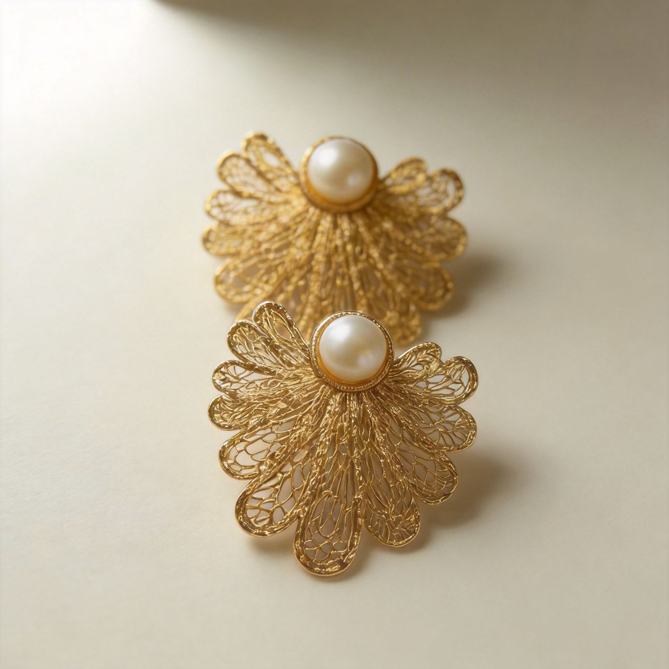 Orecchini pendenti & Orecchini a lobo: Boucles d’oreilles éventail doré – Nuovo e nell'imballaggio originale da St-Maurice venduto da Sandrinette123