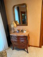 Commode style Louis XV, plateau marbre rose, miroir assorti