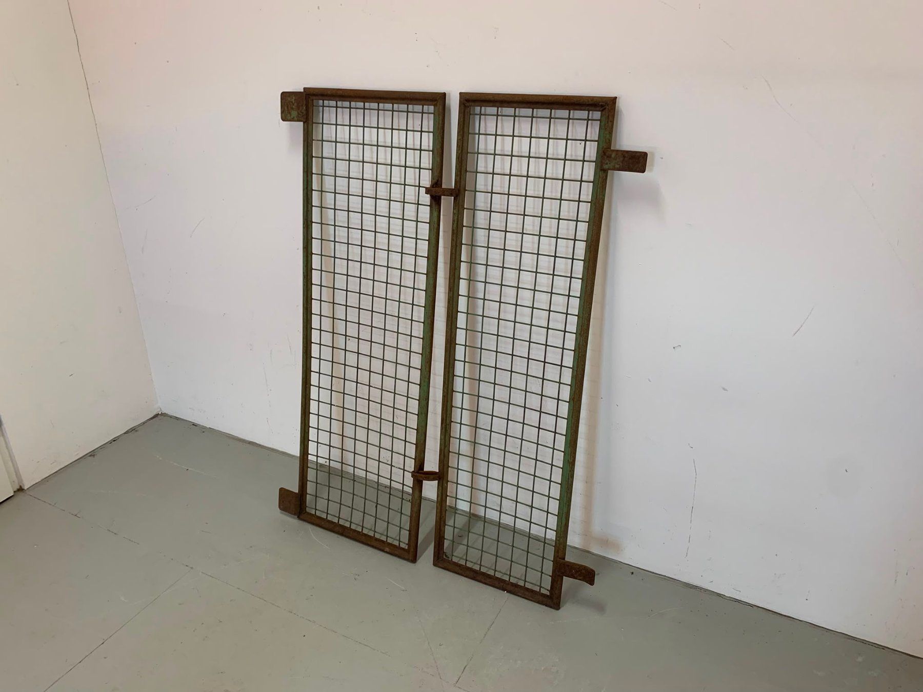 Gitter & Roste: Metall Schuur Gitter Fenster – Gebraucht aus Zug von Vera_LV0