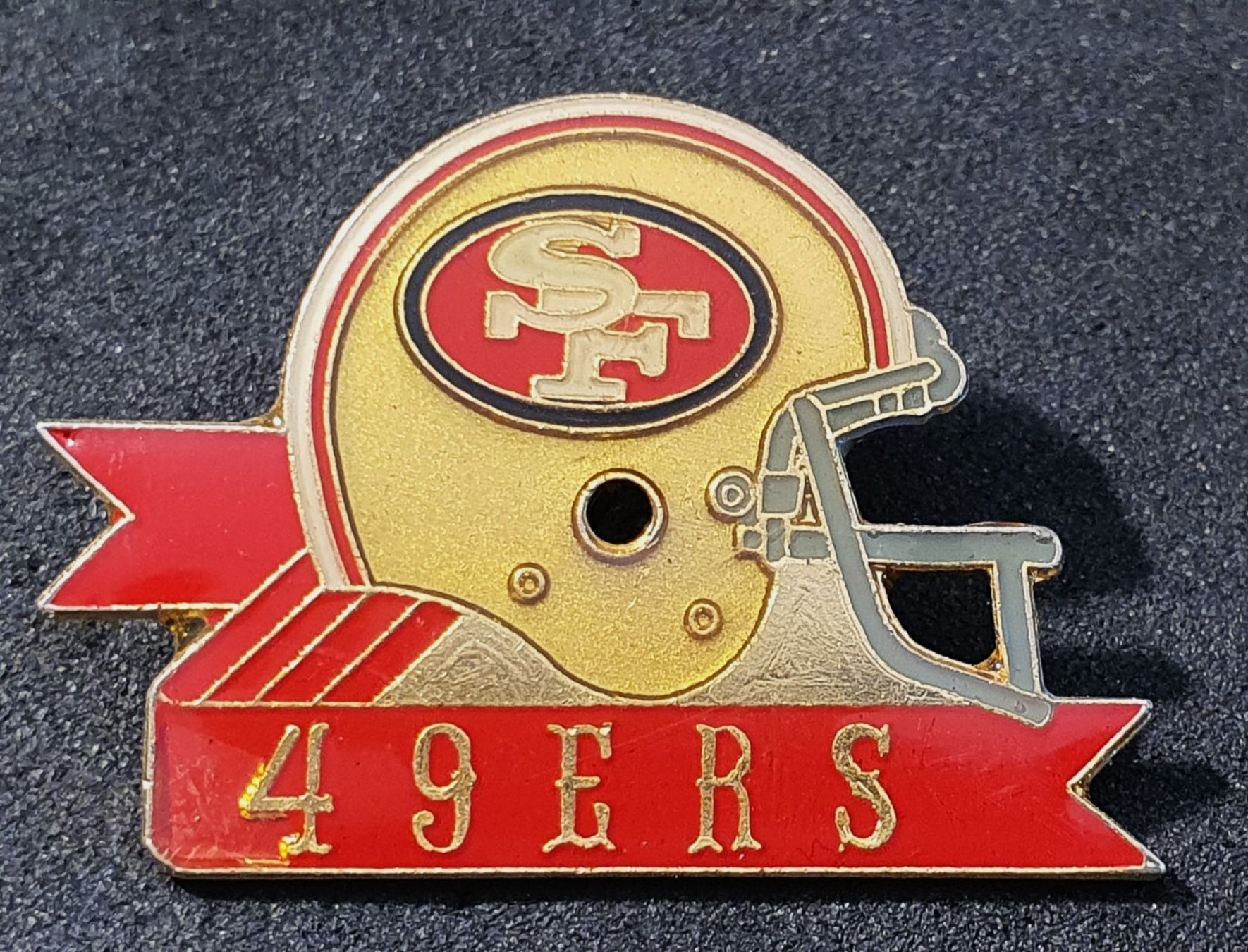 Placchette & Badge: CC480 - Pin Helm SF 49ers – Usato da Reinach BL venduto da Boston-Verkauf