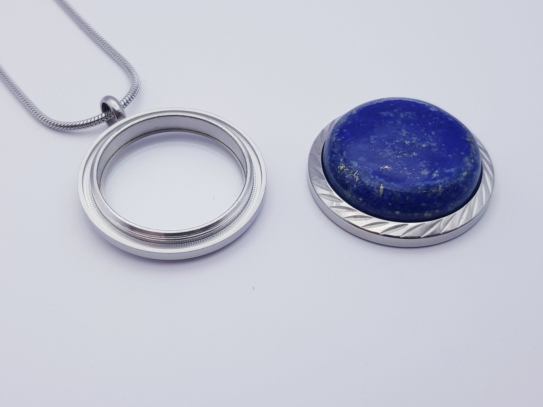 Ciondoli: Medaillon befüllbar 30mm - Lapis Lazuli – Nuovo e nell'imballaggio originale da Menziken venduto da Zyropa 1