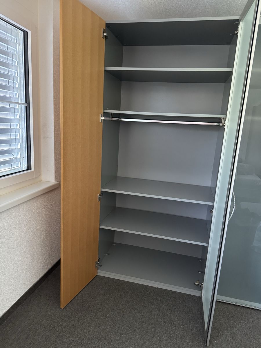 Armoires: Gebrauchter Kleiderschrank  – D'occasion à Rüti ZH par Beli84 1