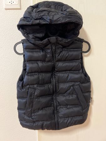 Zara Weste mit Kapuze schwarz Grösse 122 guter Zustand